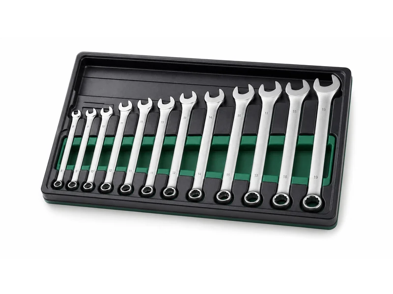 Combination spanner set arranged in a moulded tray